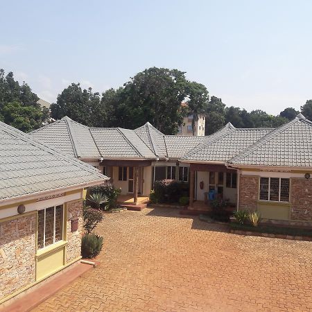Prestige Resort Cottages Entebbe Bagian luar foto