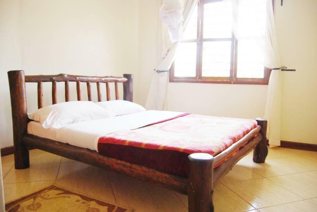 Prestige Resort Cottages Entebbe Bagian luar foto